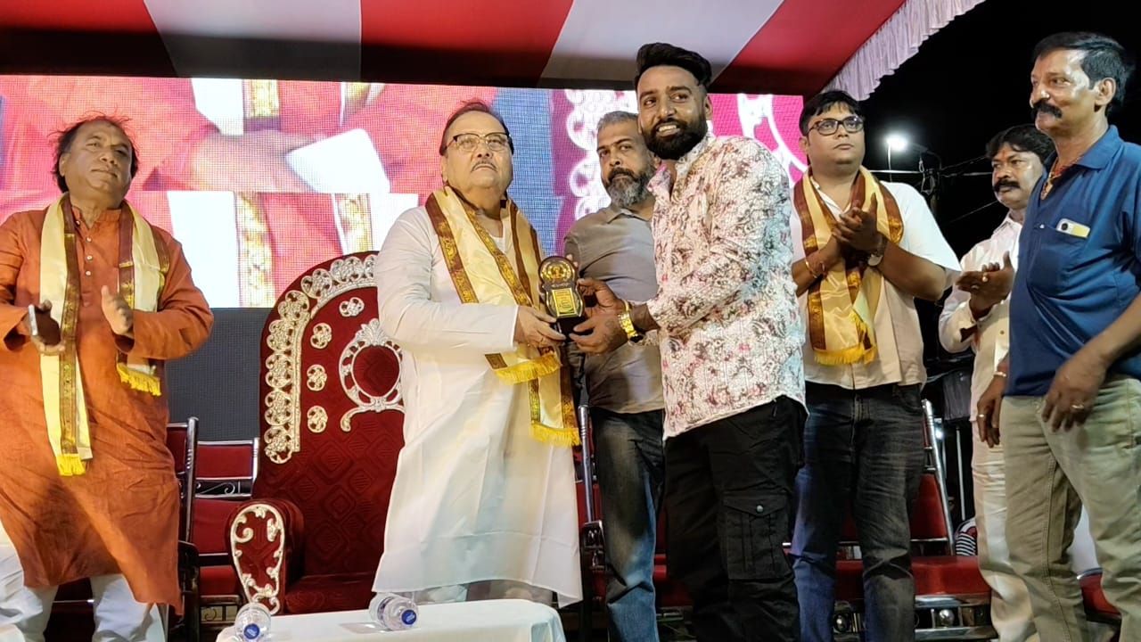 Madan Mitra inaugurates Ganesh Puja in Belgharia, enthralls audience by singing on stage