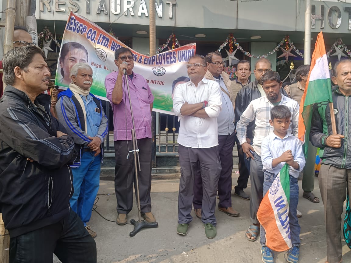 Airport gate blocked in protest, demanding the reopening of Jessop.